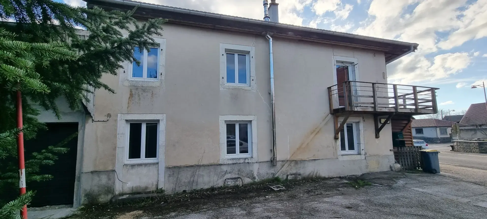 Maison à vendre à Bonnevaux de 88 m², proche frontière suisse, rénovée, idéale famille ou frontalier 