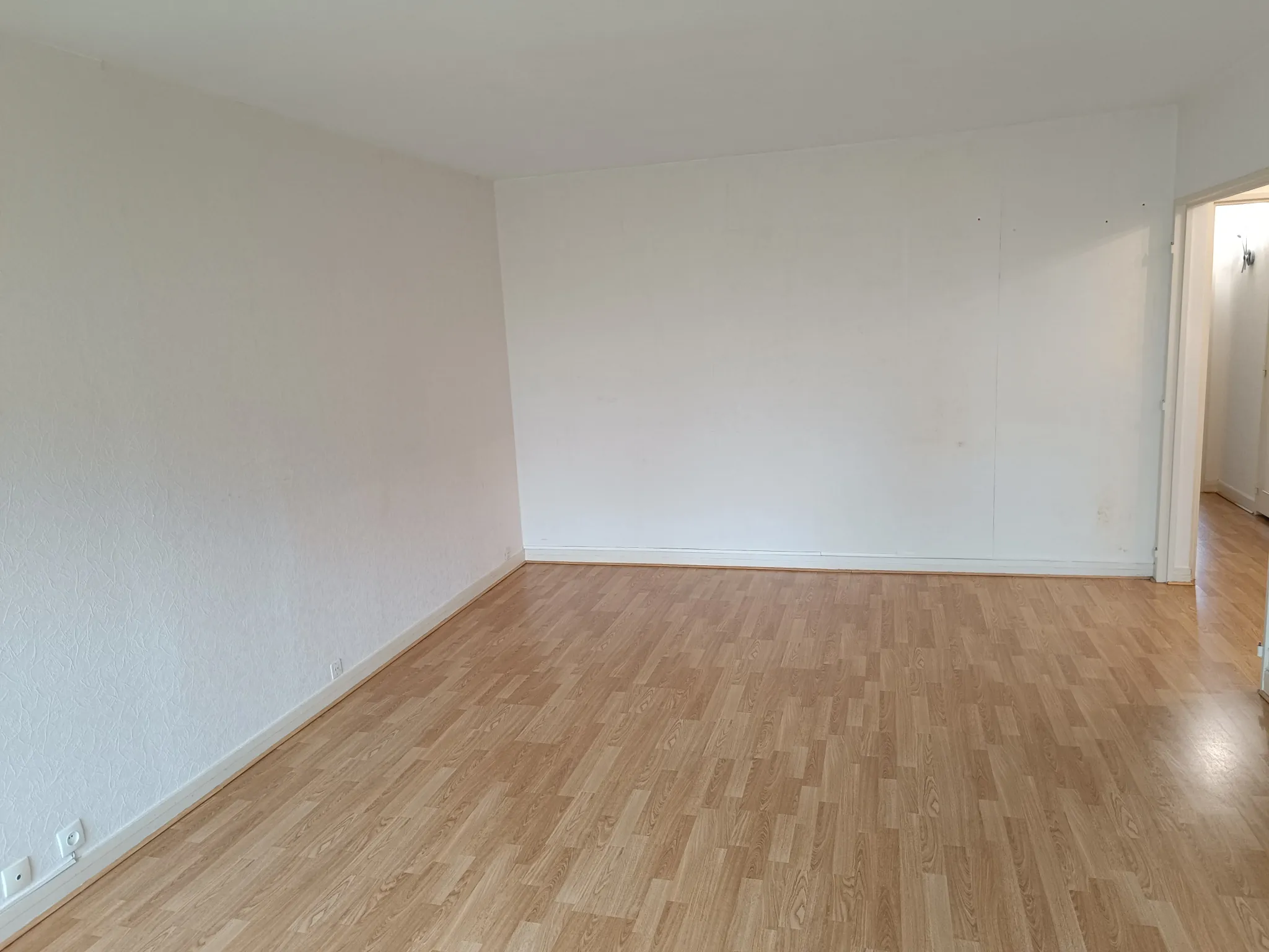 Appartement T2 de 54 m² avec parking et cave à Plaisir 