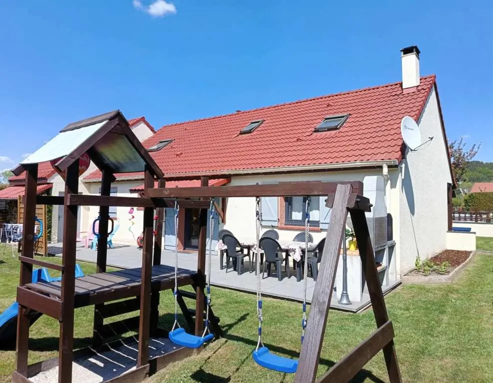 Maison familiale 5 chambres avec terrasses à Anould – secteur calme et proche commodités 