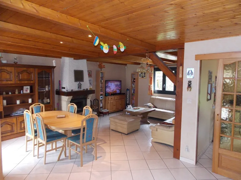 Maison familiale 5 chambres avec terrasses à Anould – secteur calme et proche commodités 