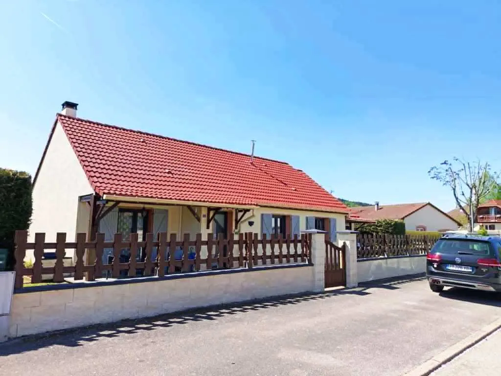 Maison familiale 5 chambres avec terrasses à Anould – secteur calme et proche commodités 