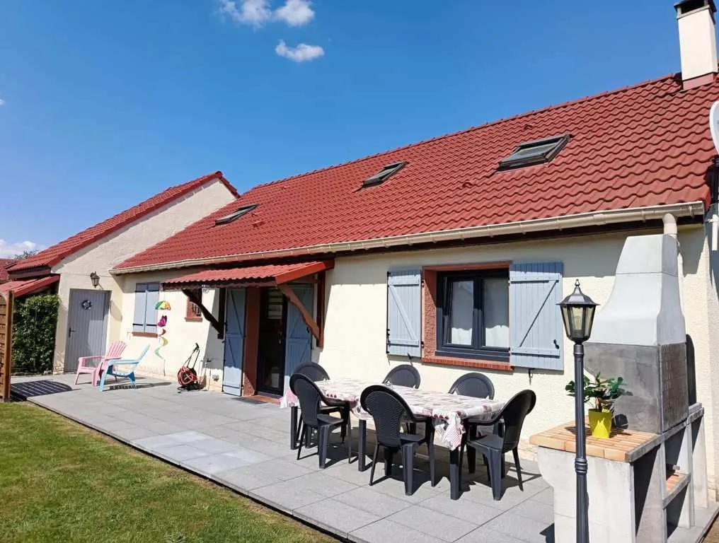 Maison familiale 5 chambres avec terrasses à Anould – secteur calme et proche commodités