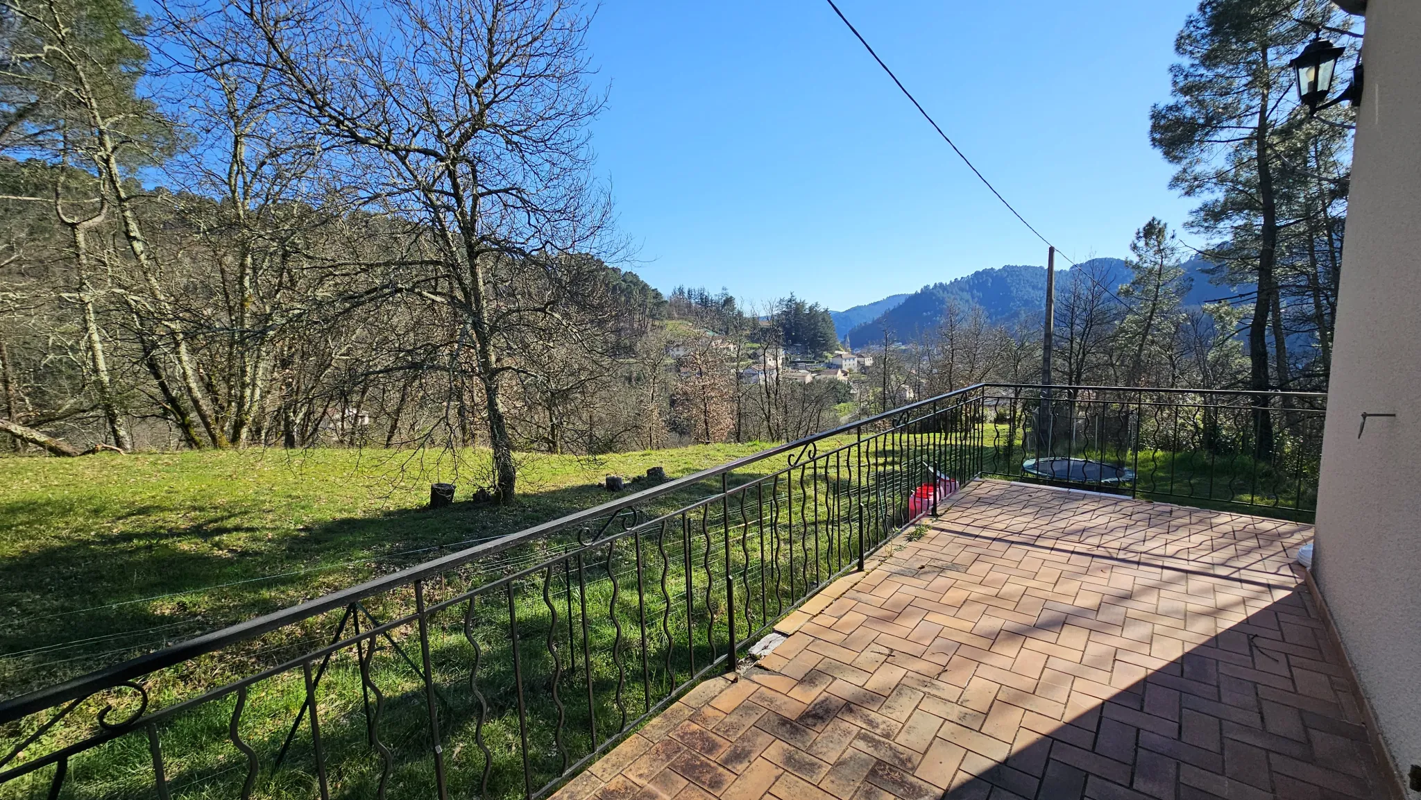 Maison spacieuse avec deux logements à Vals-les-Bains - Vue panoramique et terrain boisé 