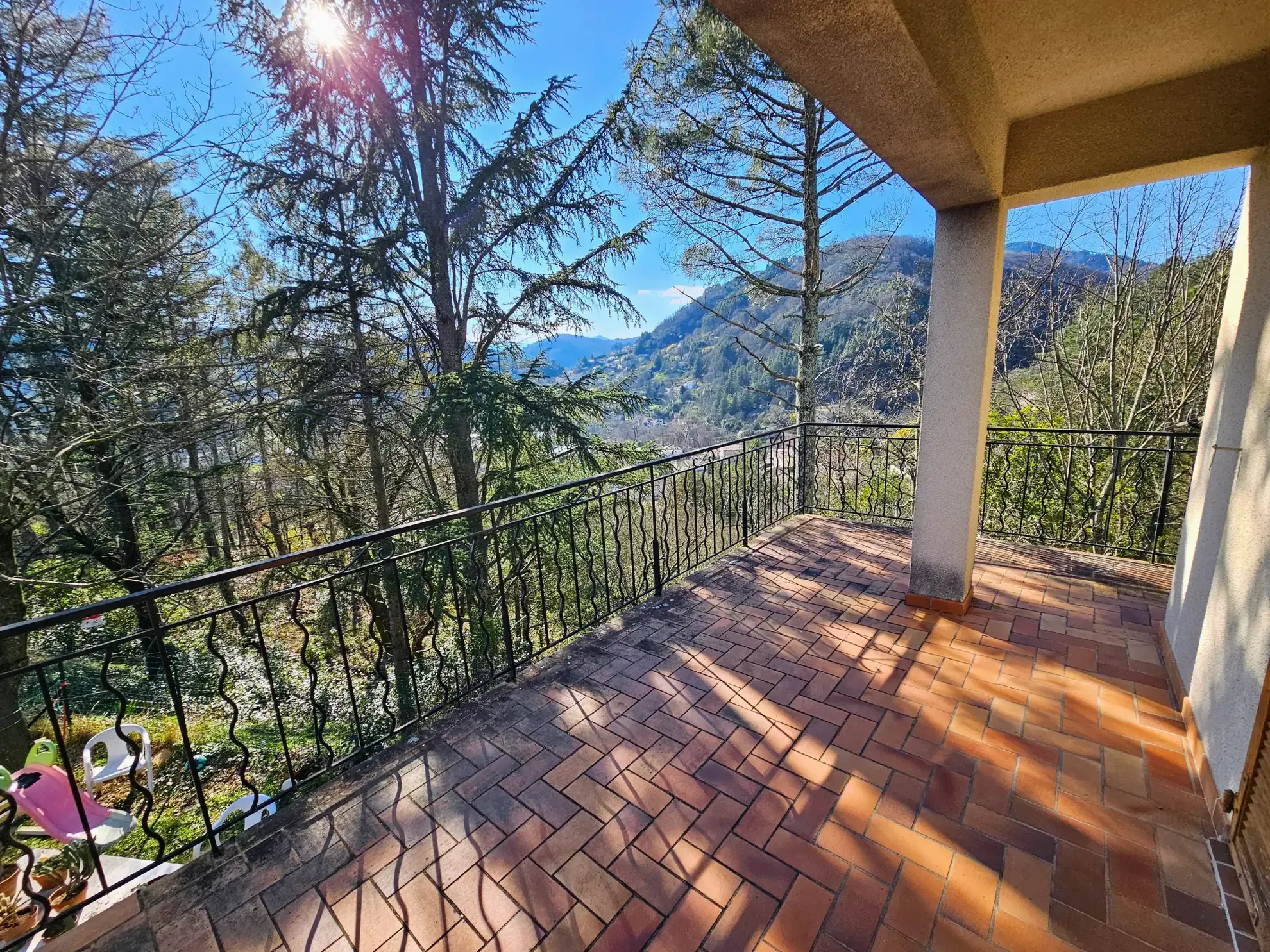 Maison spacieuse avec deux logements à Vals-les-Bains - Vue panoramique et terrain boisé 