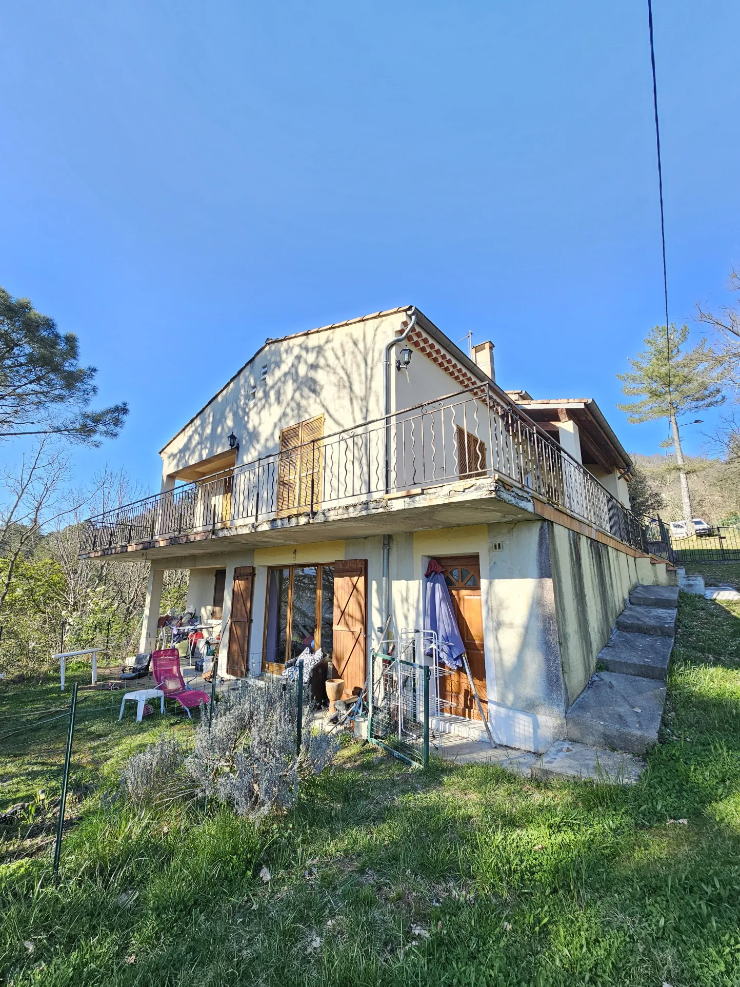 Maison spacieuse avec deux logements à Vals-les-Bains - Vue panoramique et terrain boisé