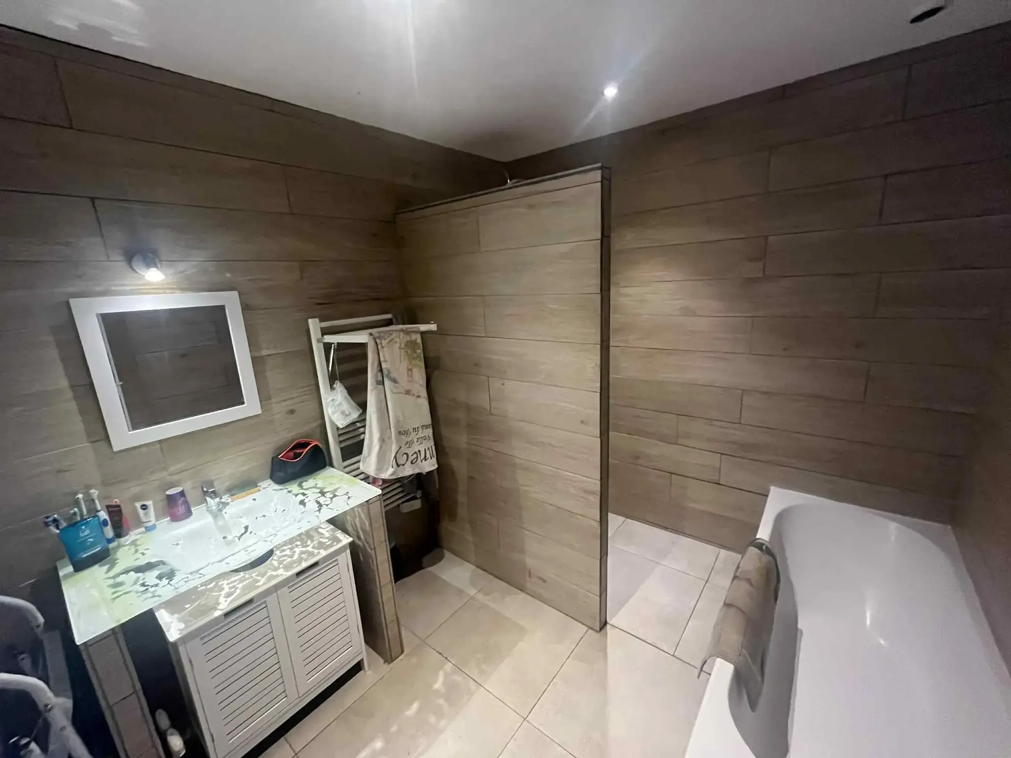 Maison familiale de 219 m² avec jardin, cour et garage à Livron-sur-Drôme 