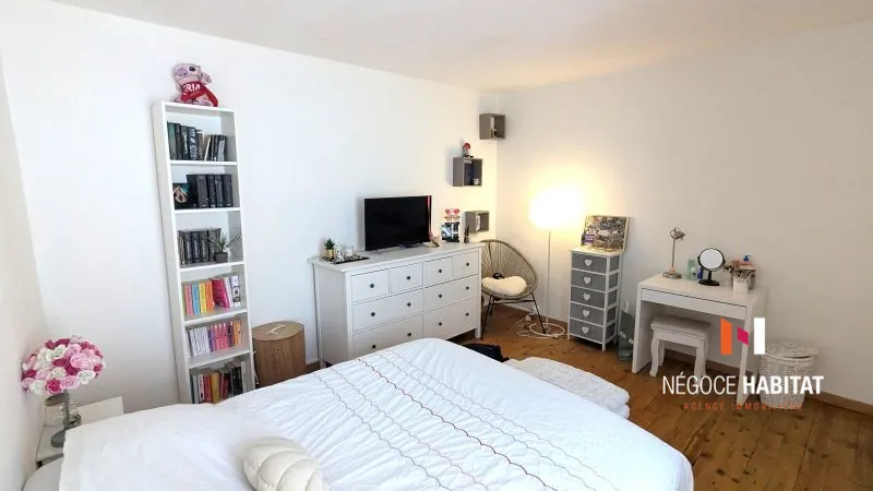 Maison de village à Nages et Solorgues avec terrasse et parking, 102 m² 