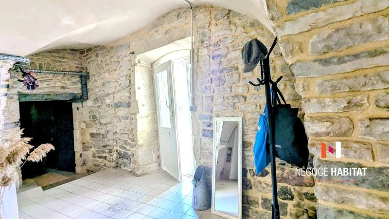 Maison de village à Nages et Solorgues avec terrasse et parking, 102 m² 