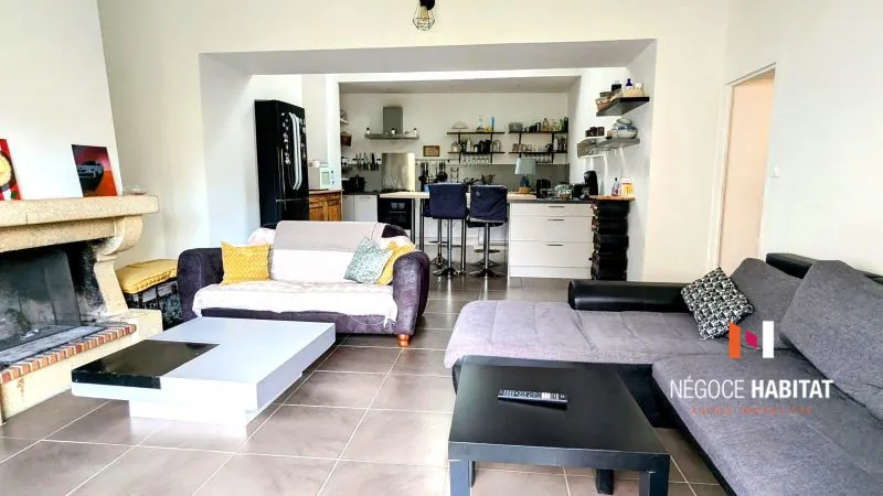 Maison de village à Nages et Solorgues avec terrasse et parking, 102 m² 