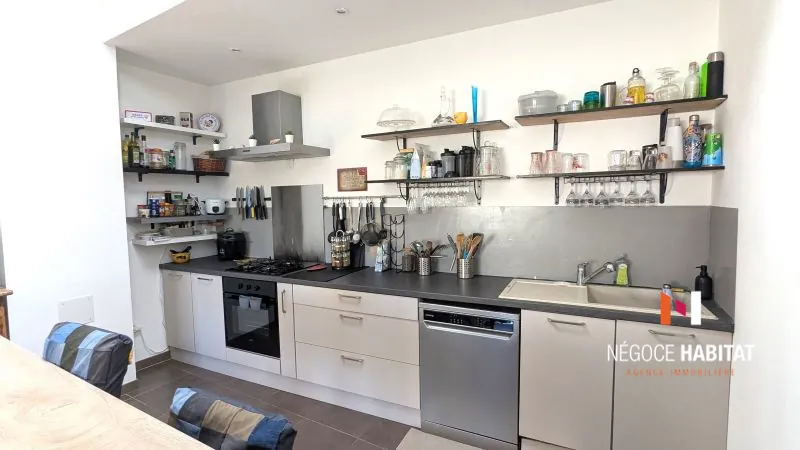 Maison de village à Nages et Solorgues avec terrasse et parking, 102 m² 