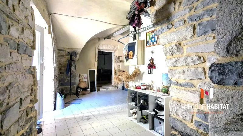 Maison de village à Nages et Solorgues avec terrasse et parking, 102 m² 
