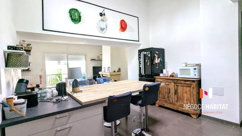 Maison de village à Nages et Solorgues avec terrasse et parking, 102 m² 