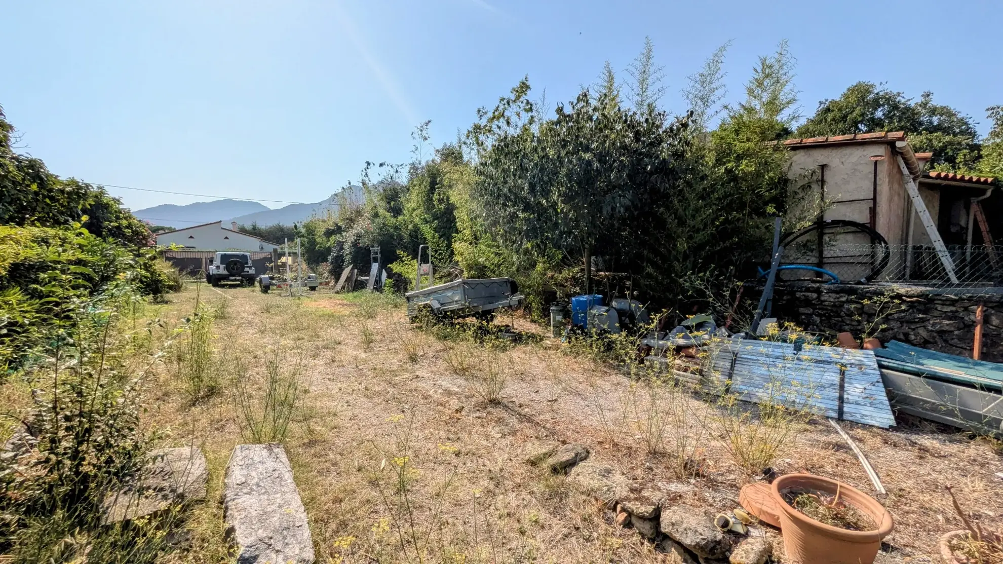 Terrain à bâtir de 391 m² à Sorede, viabilisé et orienté sud