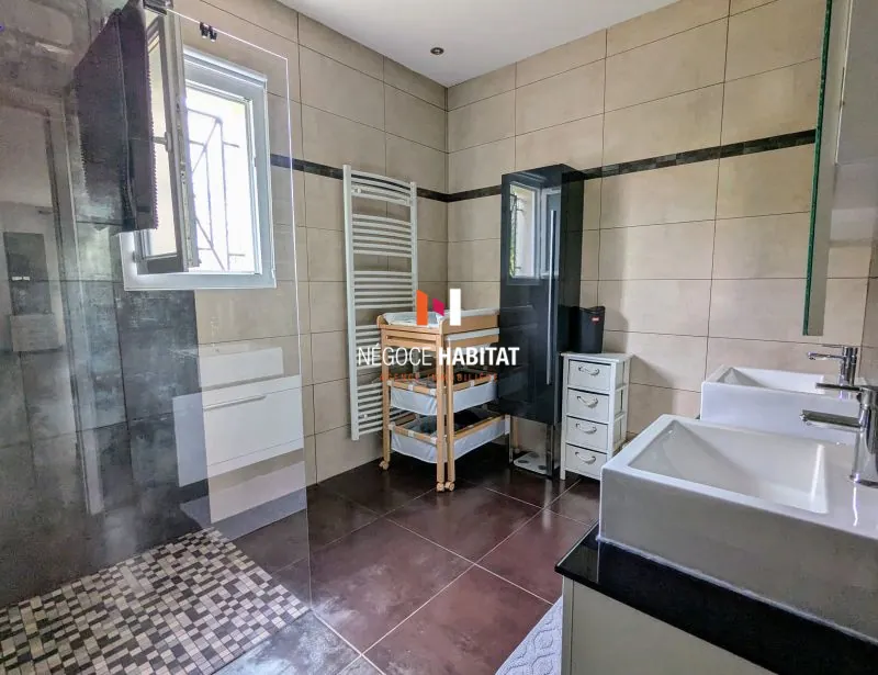 Villa contemporaine de plain-pied à Ales avec prestations haut de gamme 