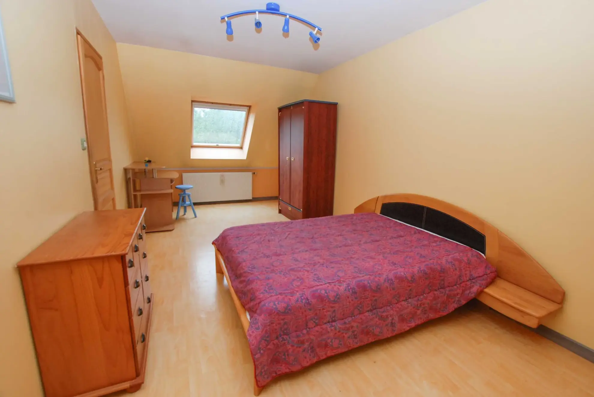 Villa en brique avec 4 chambres, double garage et grand sous-sol à Jeumont 