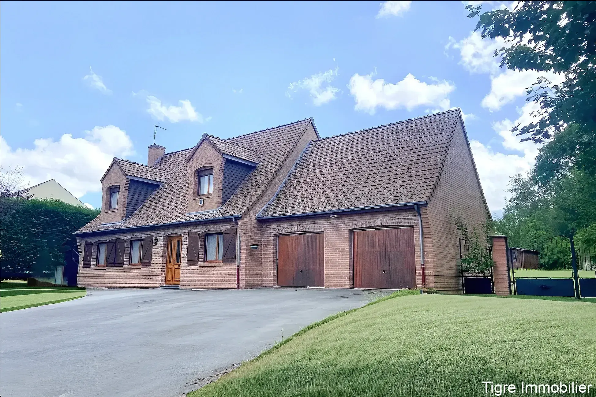 Villa en brique avec 4 chambres, double garage et grand sous-sol à Jeumont