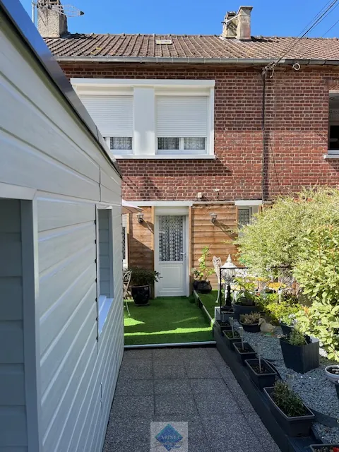 Maison mitoyenne rénovée à Gamaches avec terrasse et dépendances