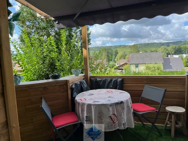 Maison mitoyenne rénovée à Gamaches avec terrasse et dépendances 