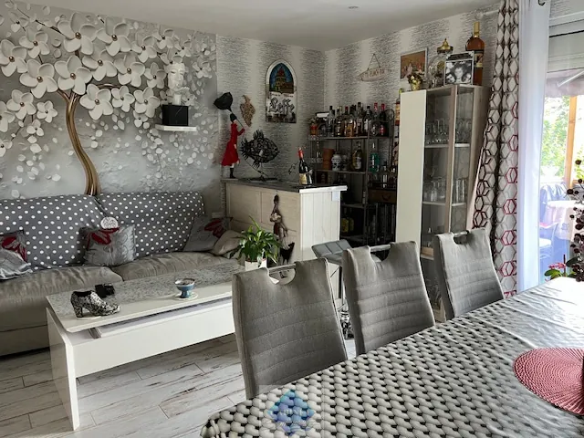 Maison mitoyenne rénovée à Gamaches avec terrasse et dépendances 