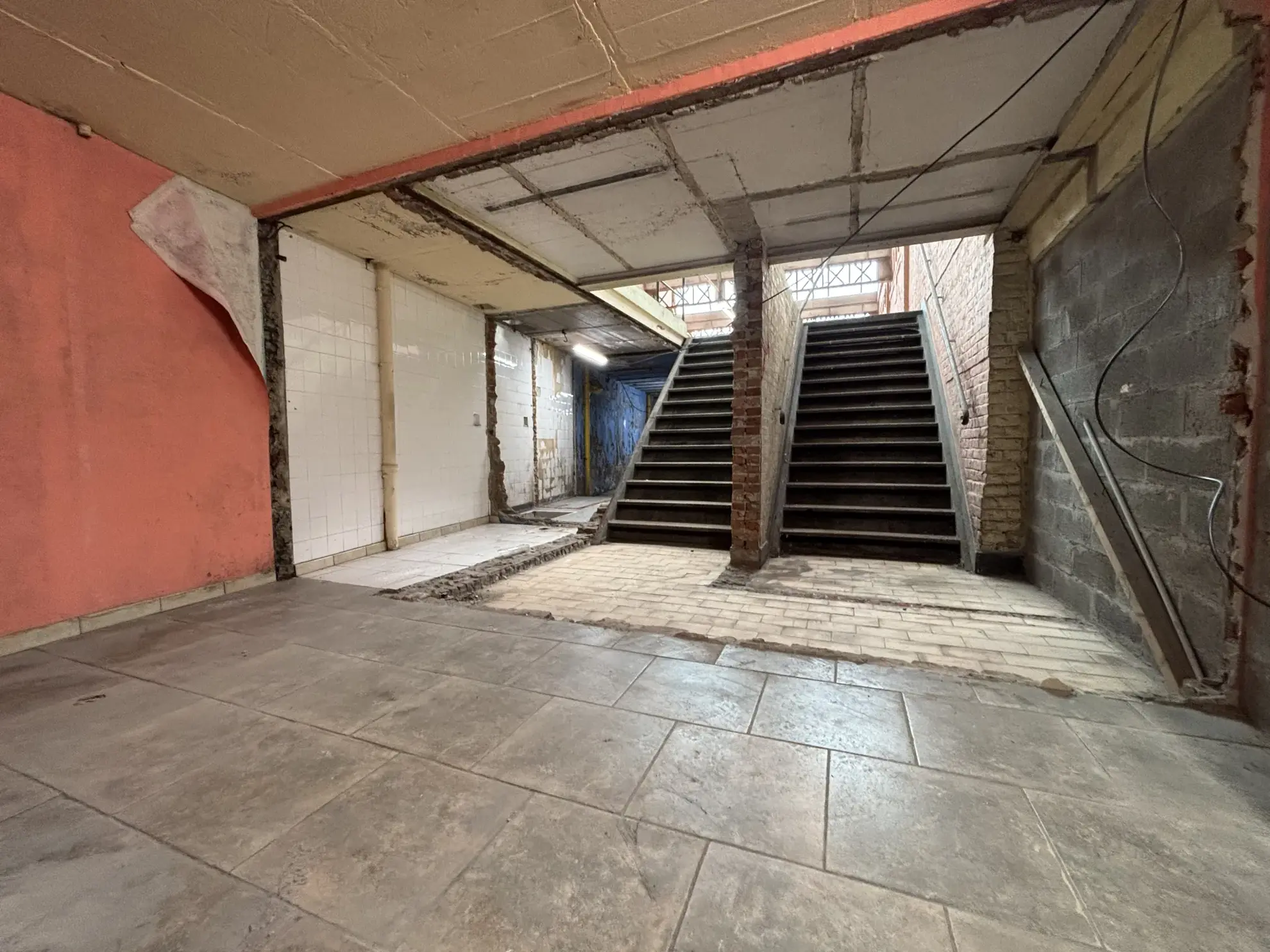 Entrepôt de 264 m² avec étage à Roubaix - Idéal pour stockage et commerce 