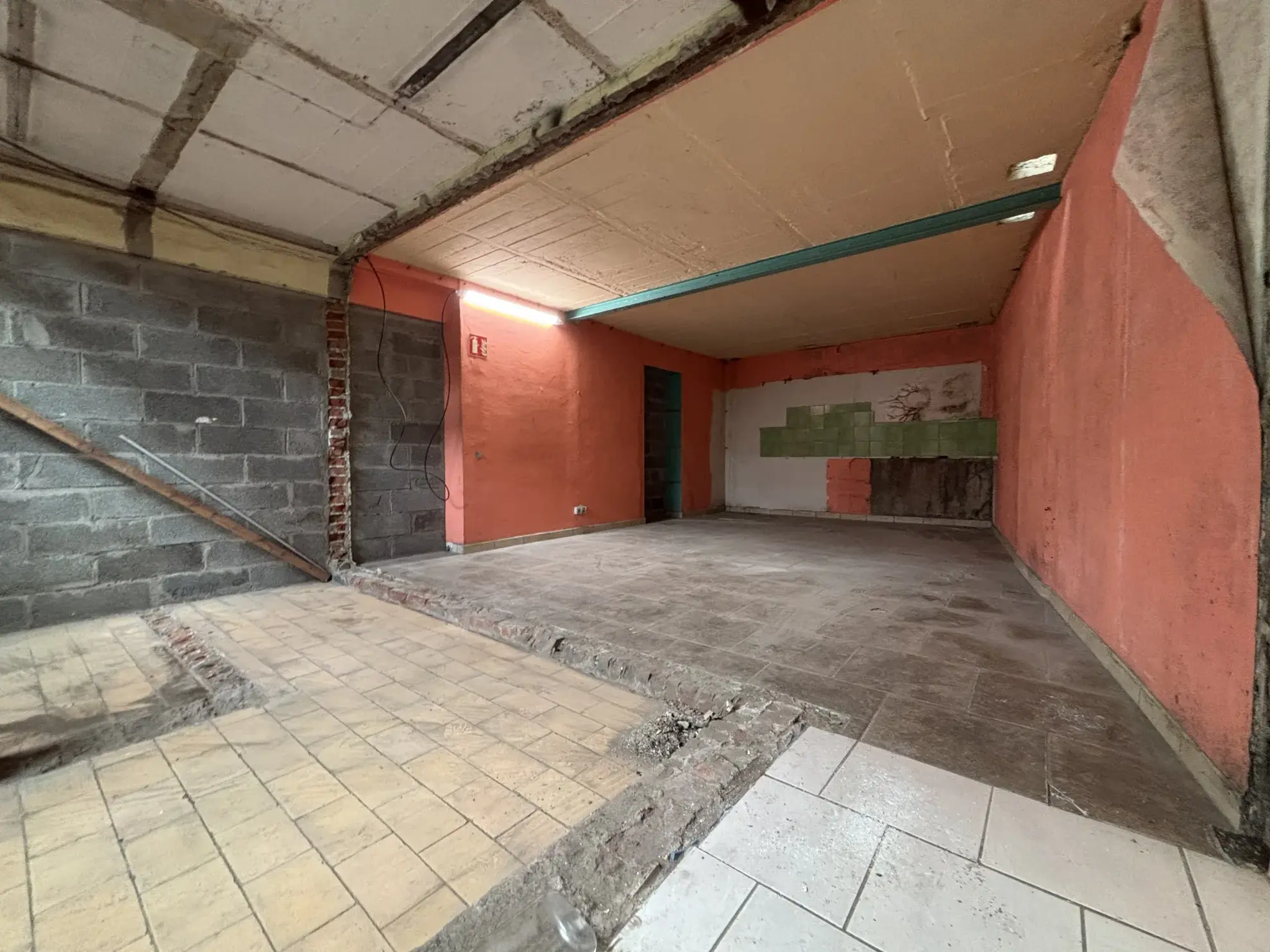 Entrepôt de 264 m² avec étage à Roubaix - Idéal pour stockage et commerce 