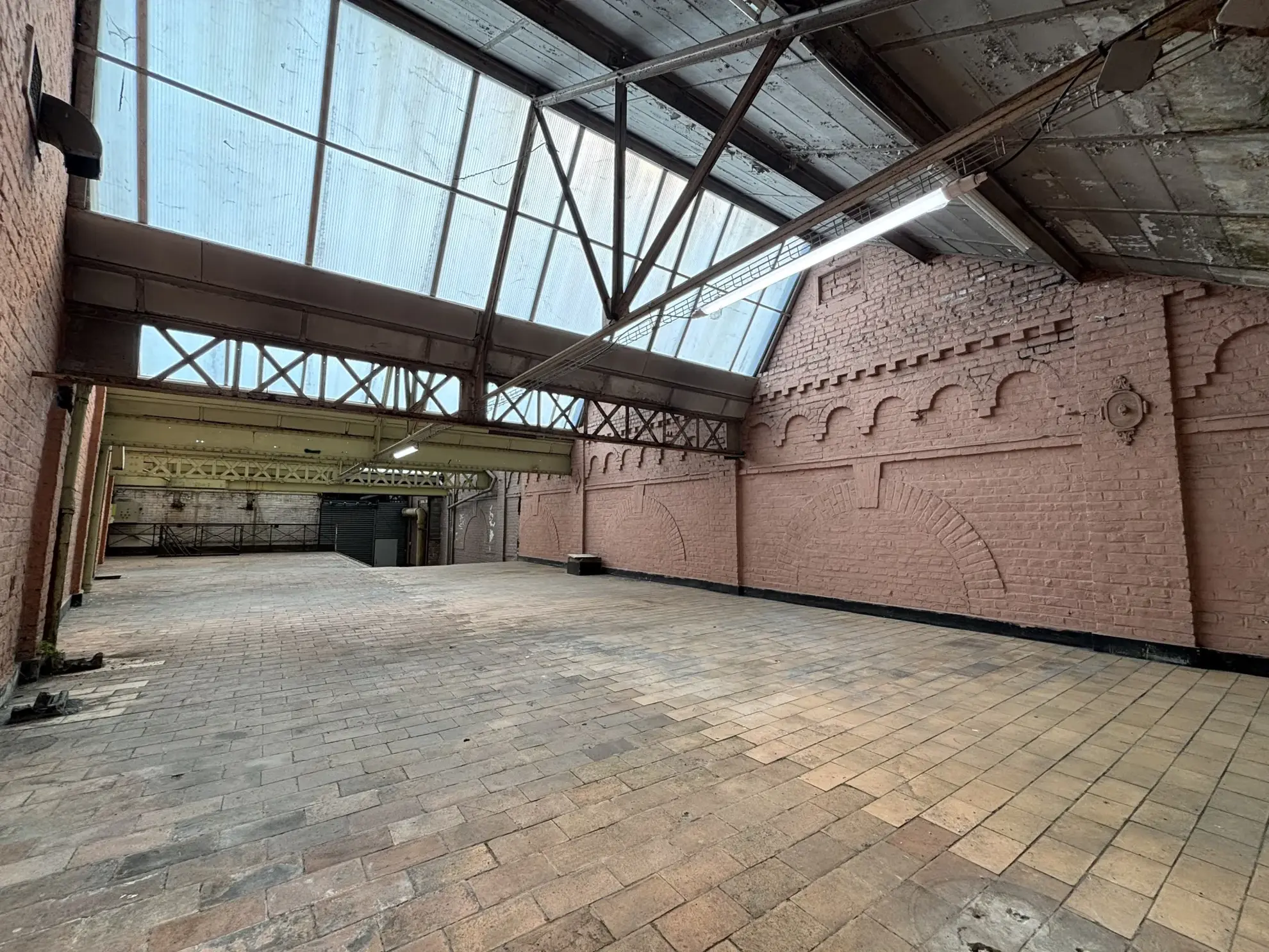 Entrepôt de 264 m² avec étage à Roubaix - Idéal pour stockage et commerce 