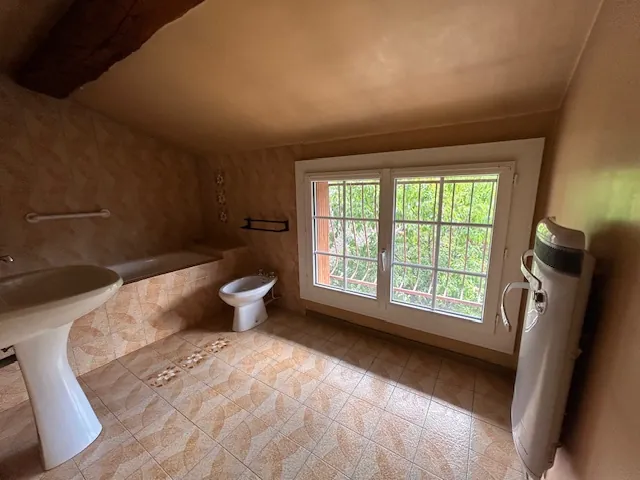 Opportunité immobilière à Leguevin avec deux maisons et garages à rénover 