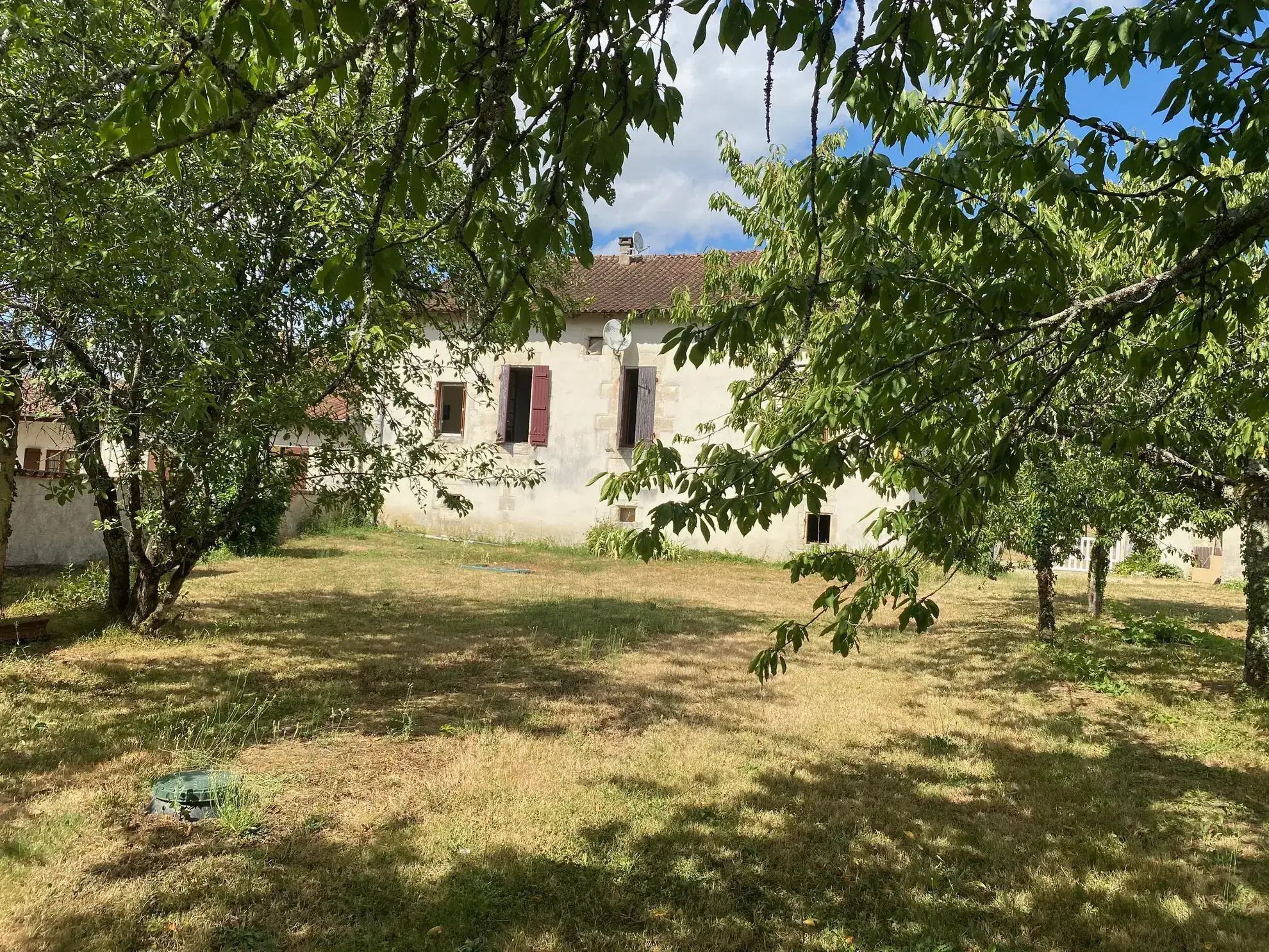 À vendre maison en pierre avec pigeonnier à Riberac, 140 m², terrain 1350 m², à rénover 