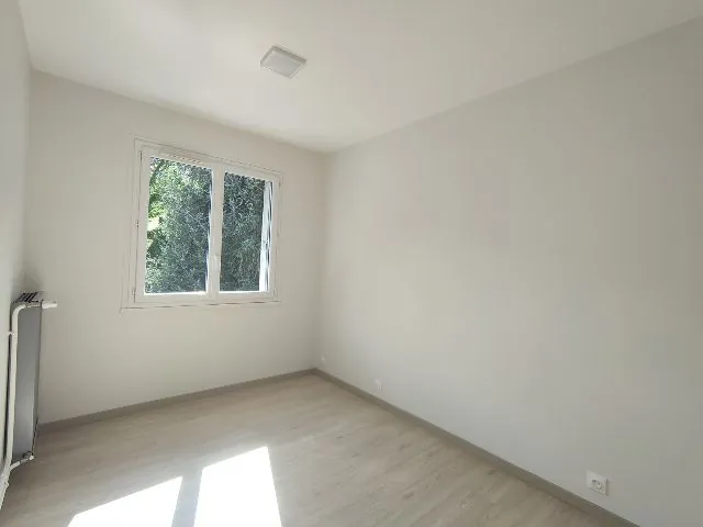 Appartement rénové de 77 m² avec parking à Tulle, idéal investissement 