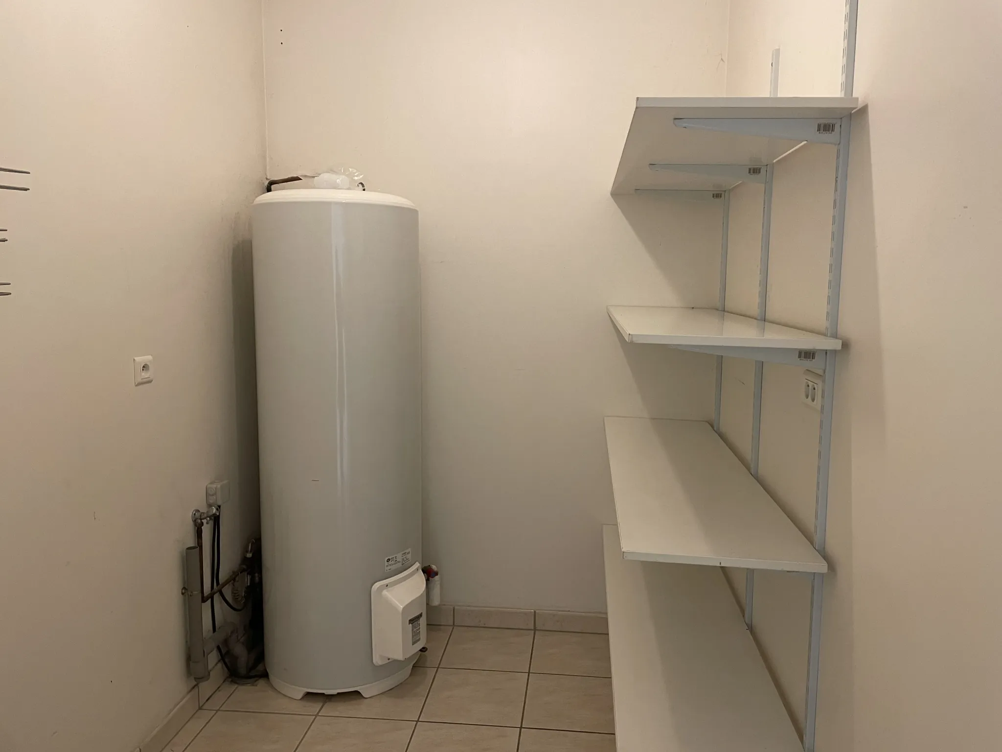 Maison de plain-pied avec 3 chambres, garage et terrasse à Croix Chapeau 17220 