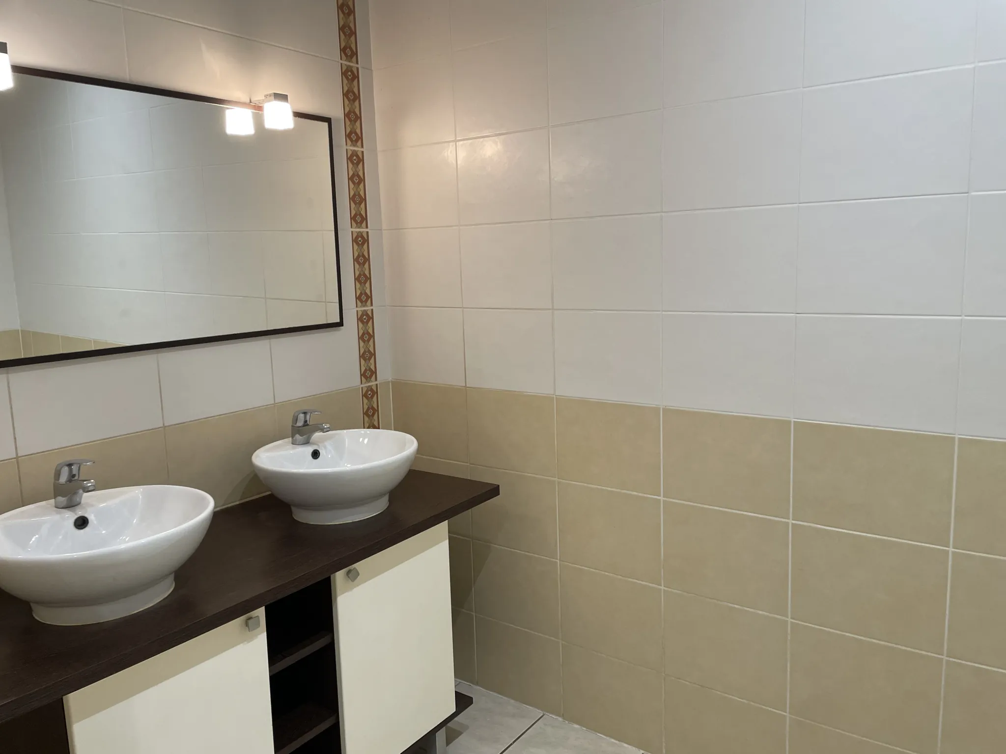 Maison de plain-pied avec 3 chambres, garage et terrasse à Croix Chapeau 17220 