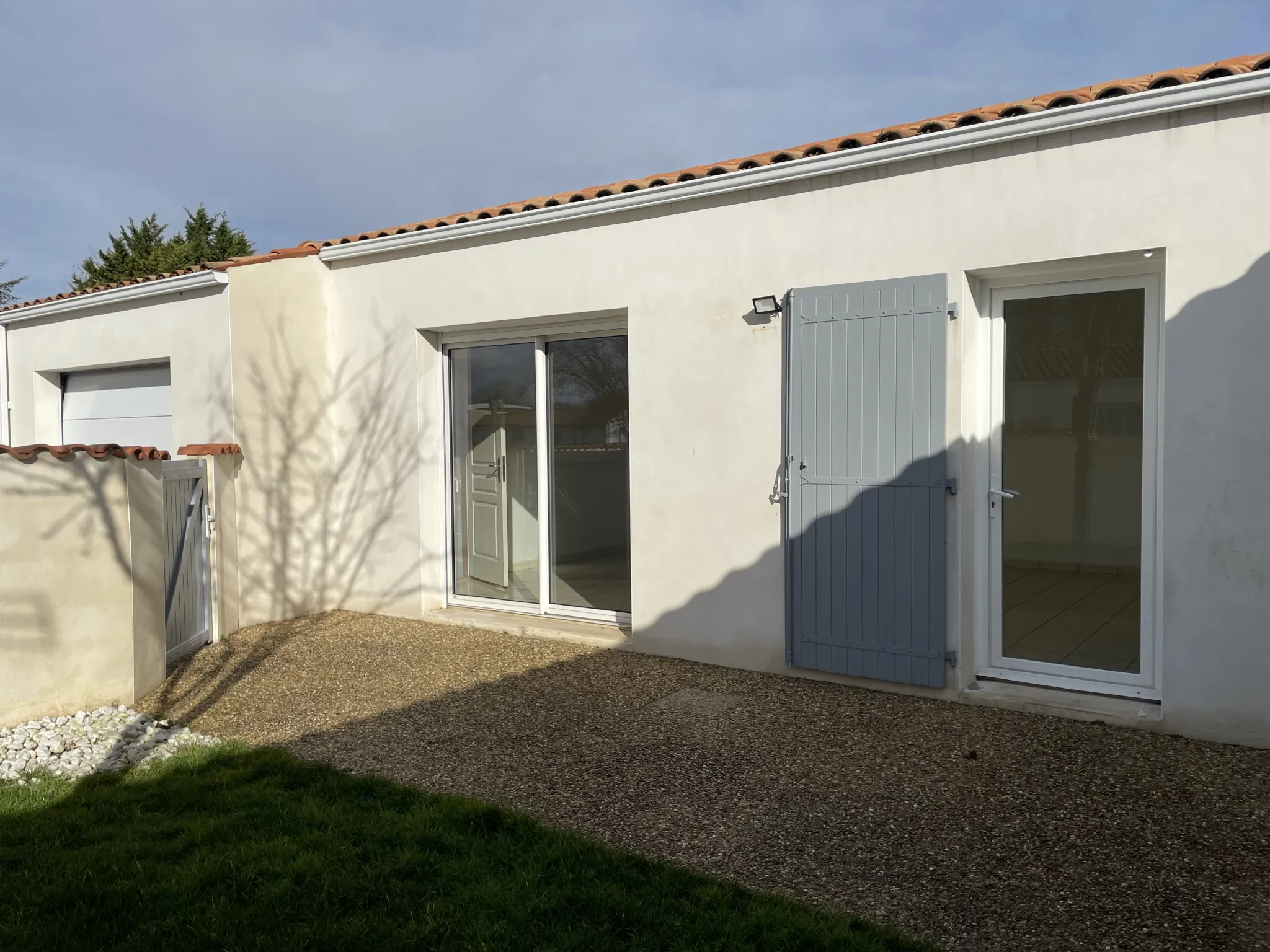 Maison de plain-pied avec 3 chambres, garage et terrasse à Croix Chapeau 17220 