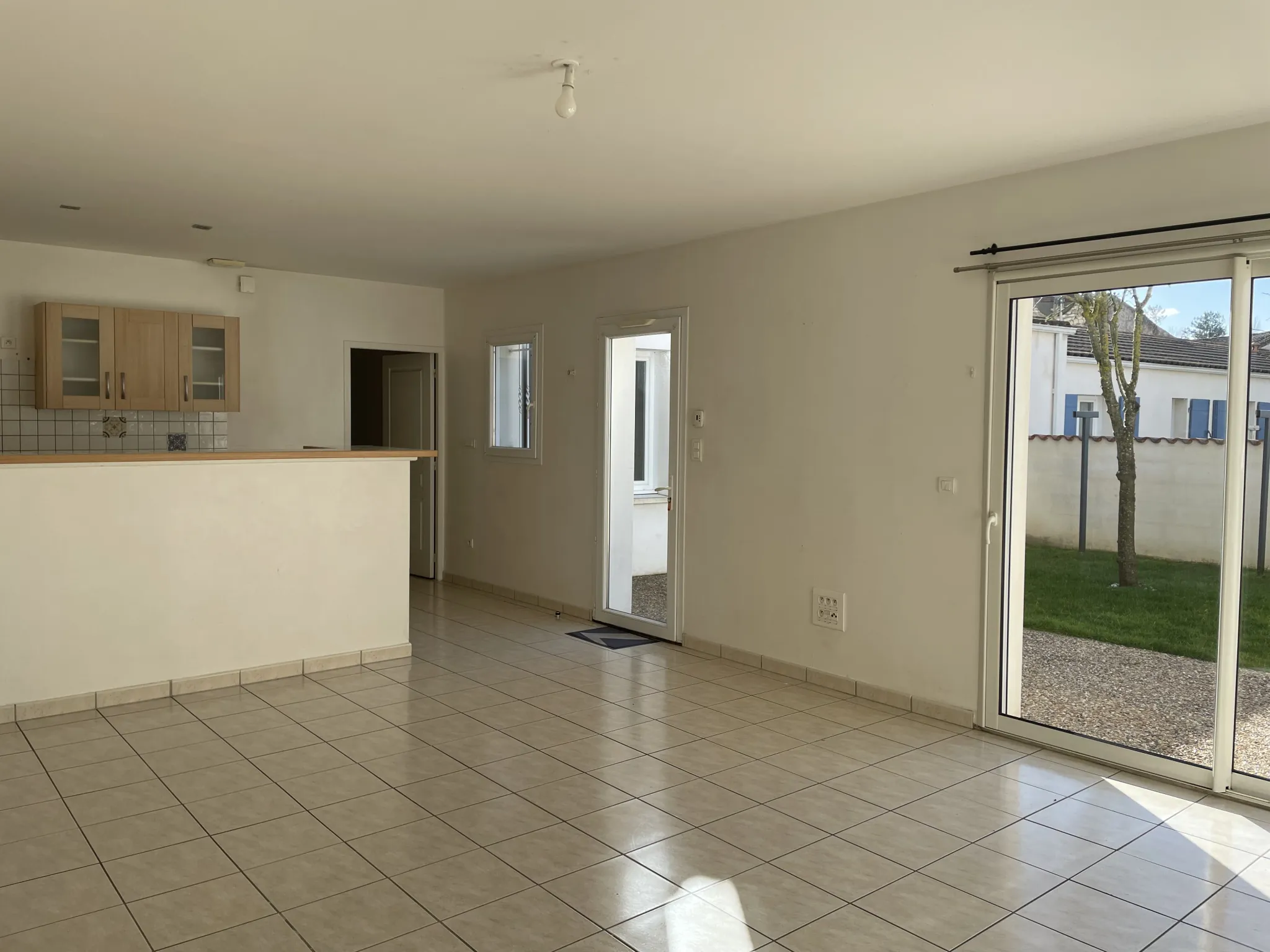 Maison de plain-pied avec 3 chambres, garage et terrasse à Croix Chapeau 17220 