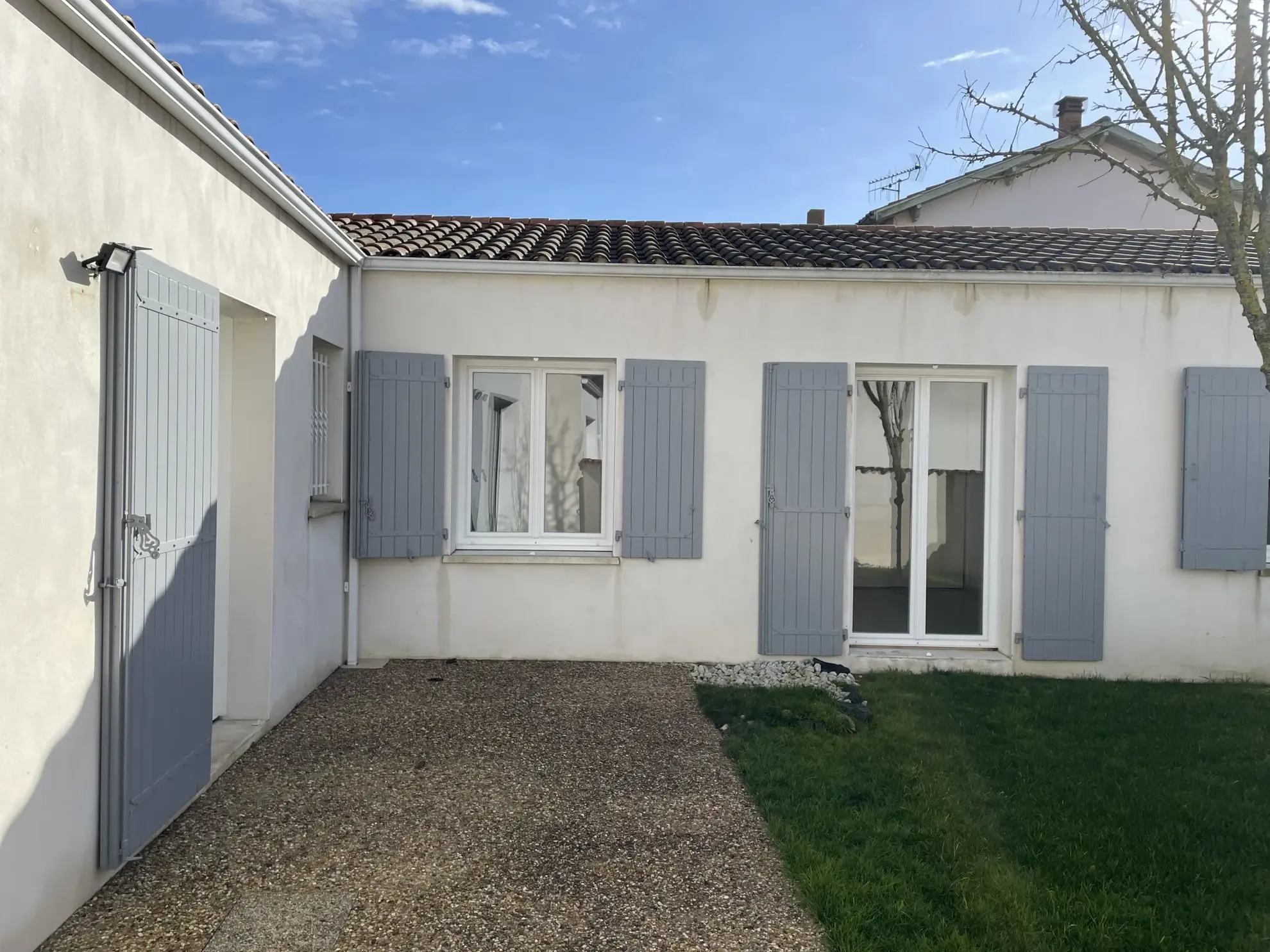 Maison de plain-pied avec 3 chambres, garage et terrasse à Croix Chapeau 17220 