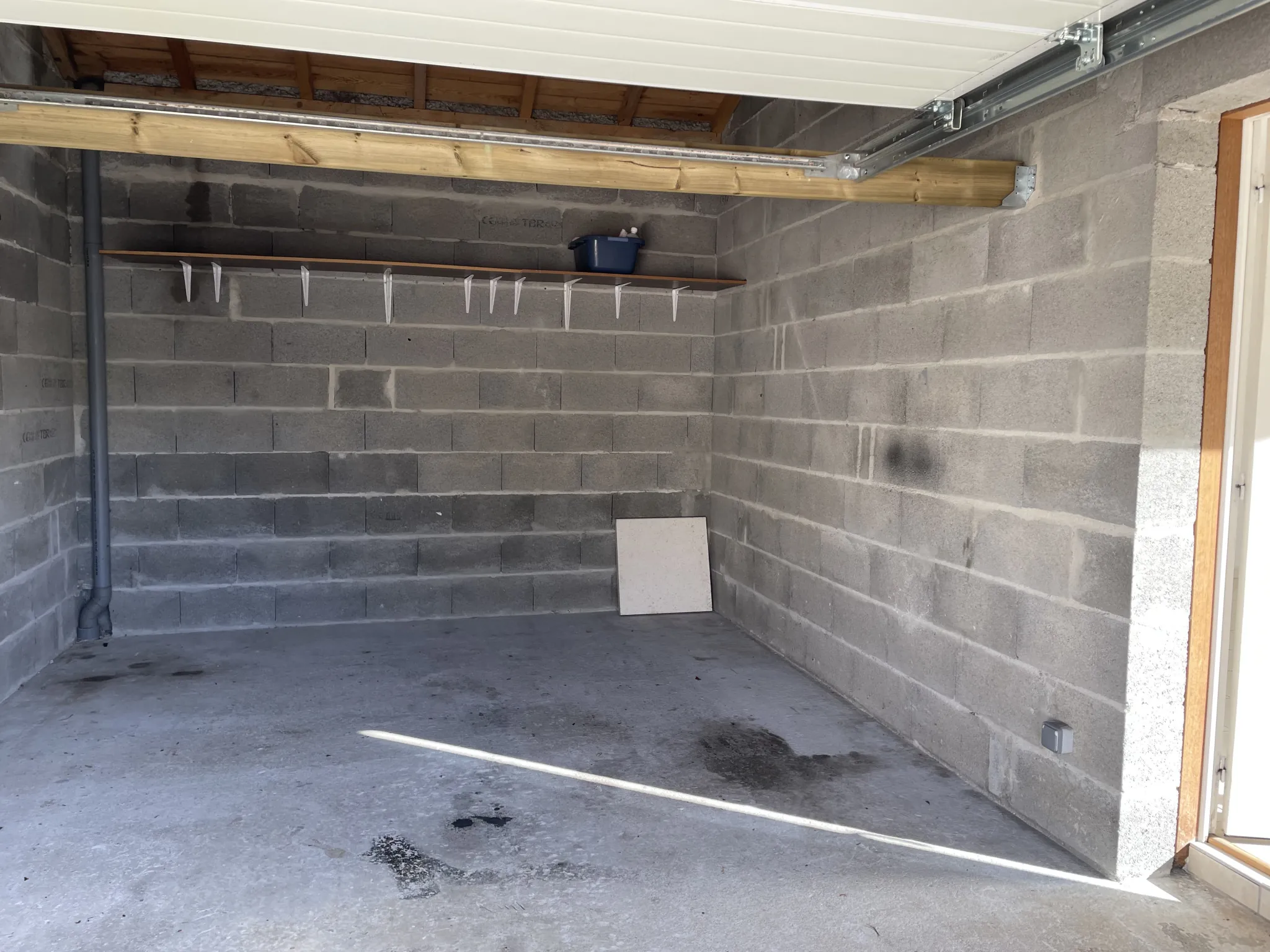 Maison de plain-pied avec 3 chambres, garage et terrasse à Croix Chapeau 17220 