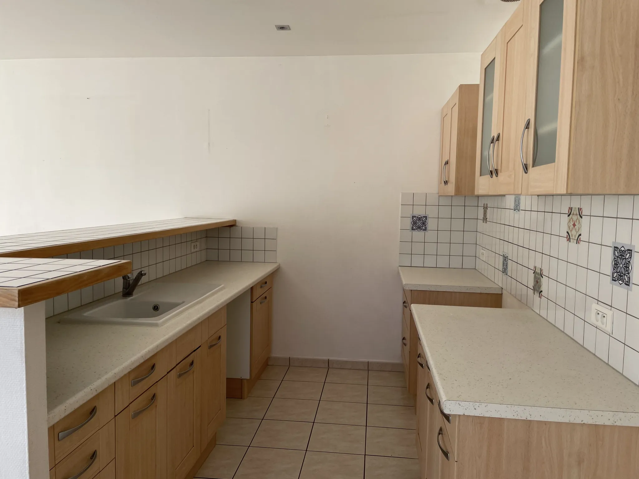 Maison de plain-pied avec 3 chambres, garage et terrasse à Croix Chapeau 17220 