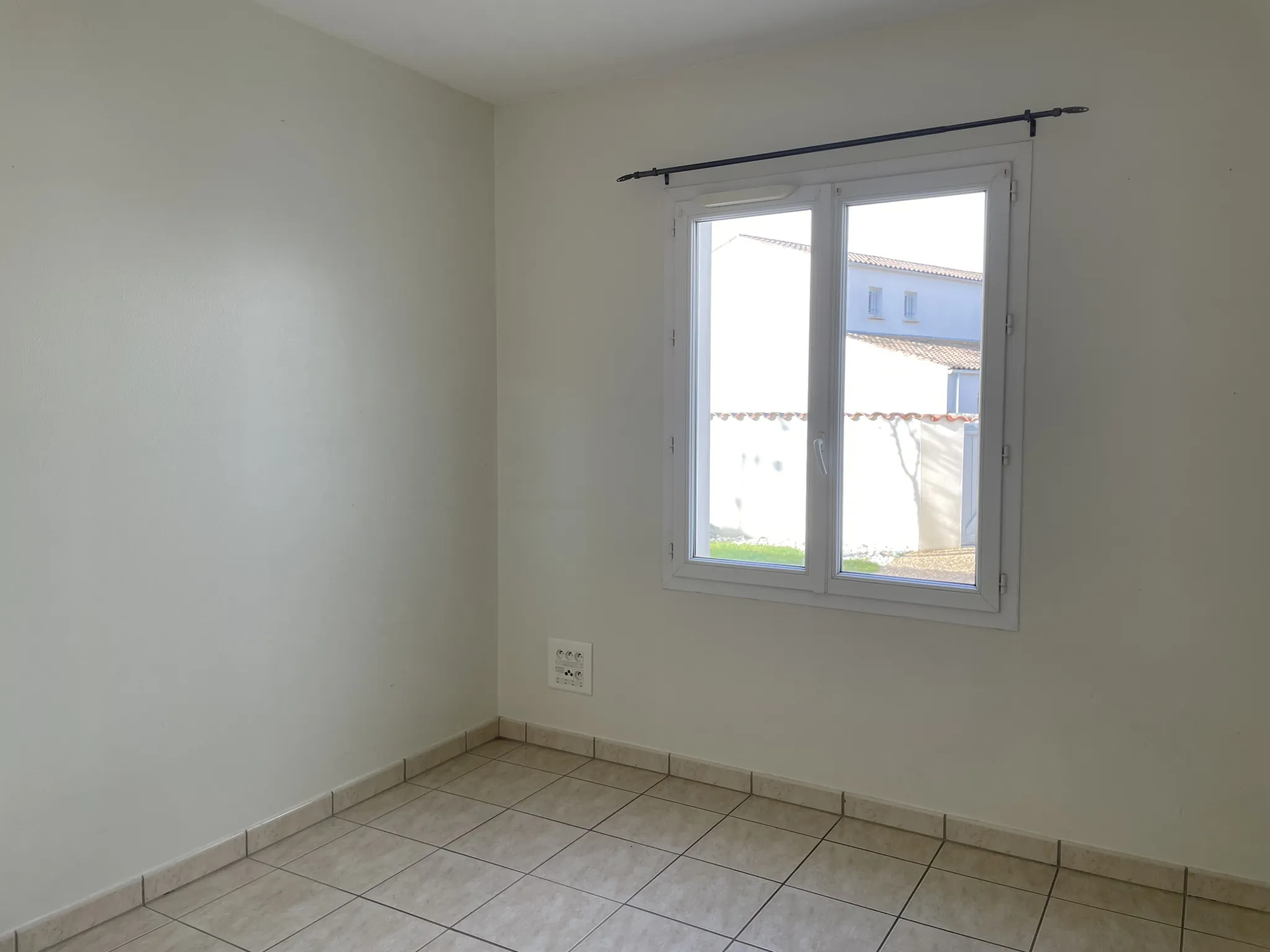 Maison de plain-pied avec 3 chambres, garage et terrasse à Croix Chapeau 17220 