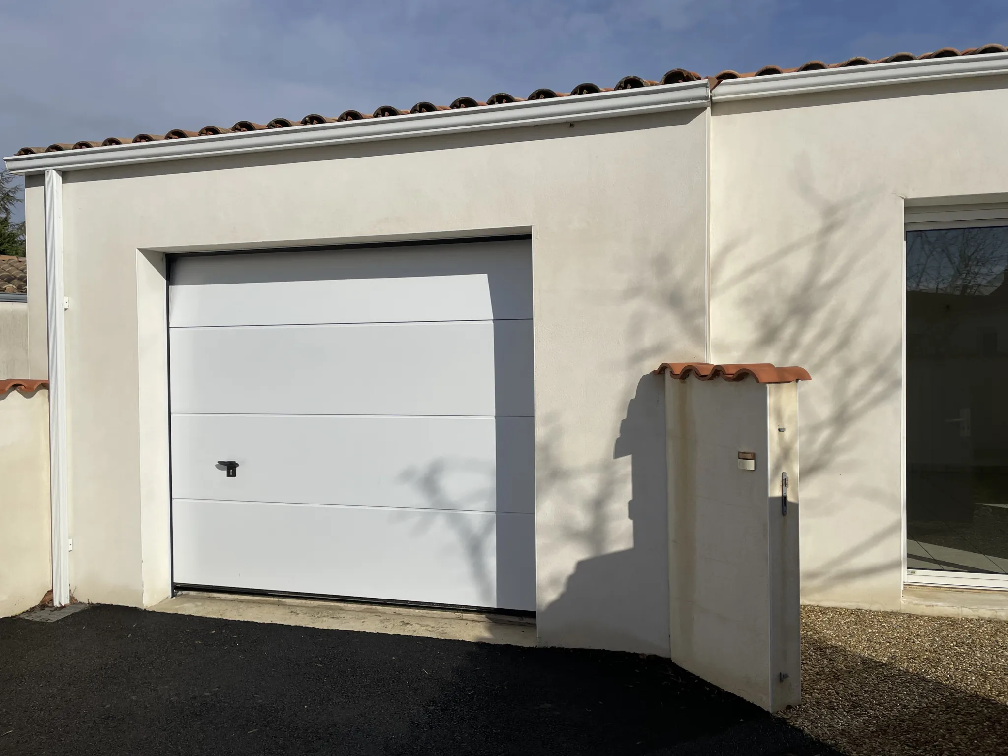 Maison de plain-pied avec 3 chambres, garage et terrasse à Croix Chapeau 17220 