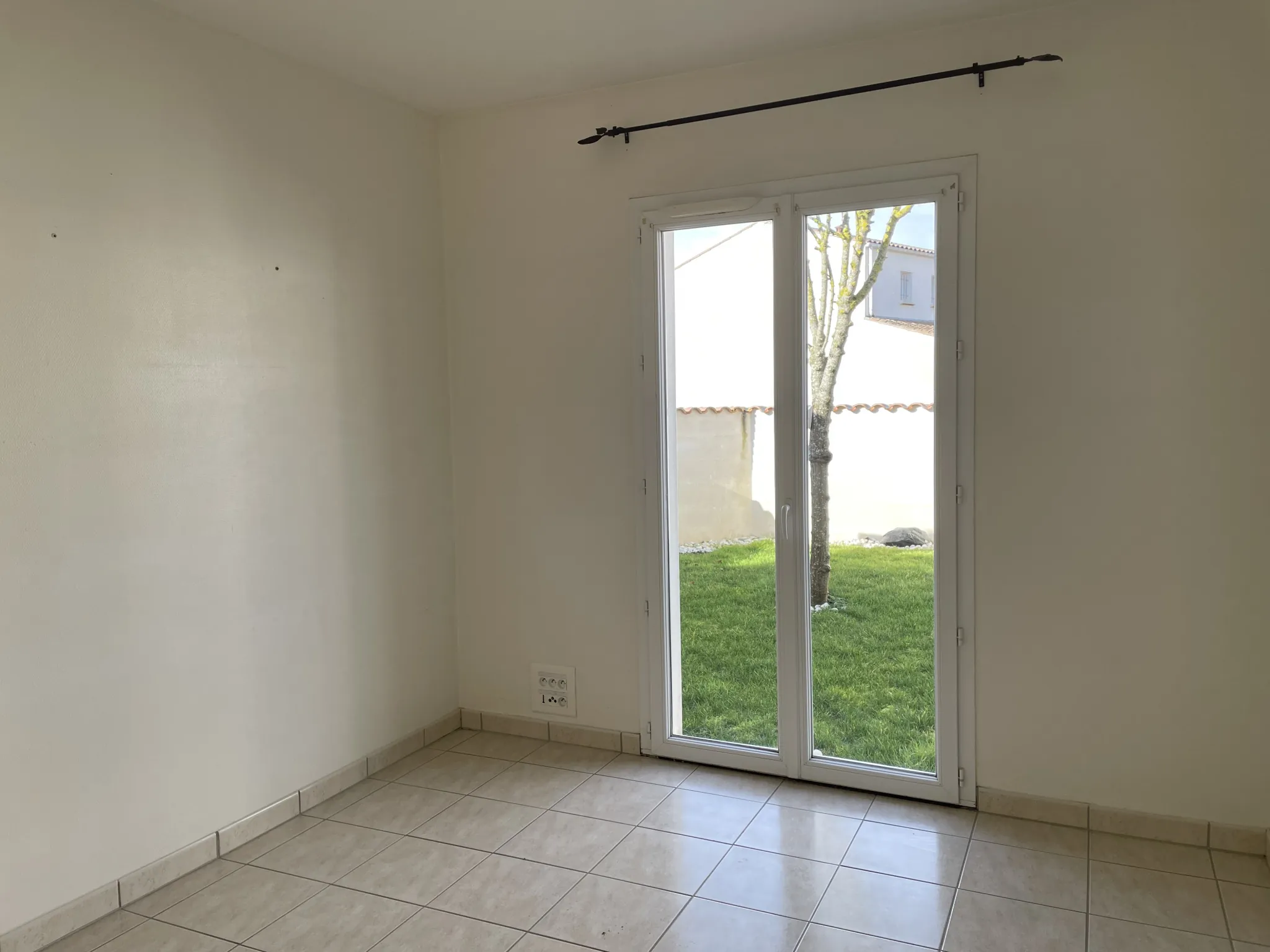 Maison de plain-pied avec 3 chambres, garage et terrasse à Croix Chapeau 17220 