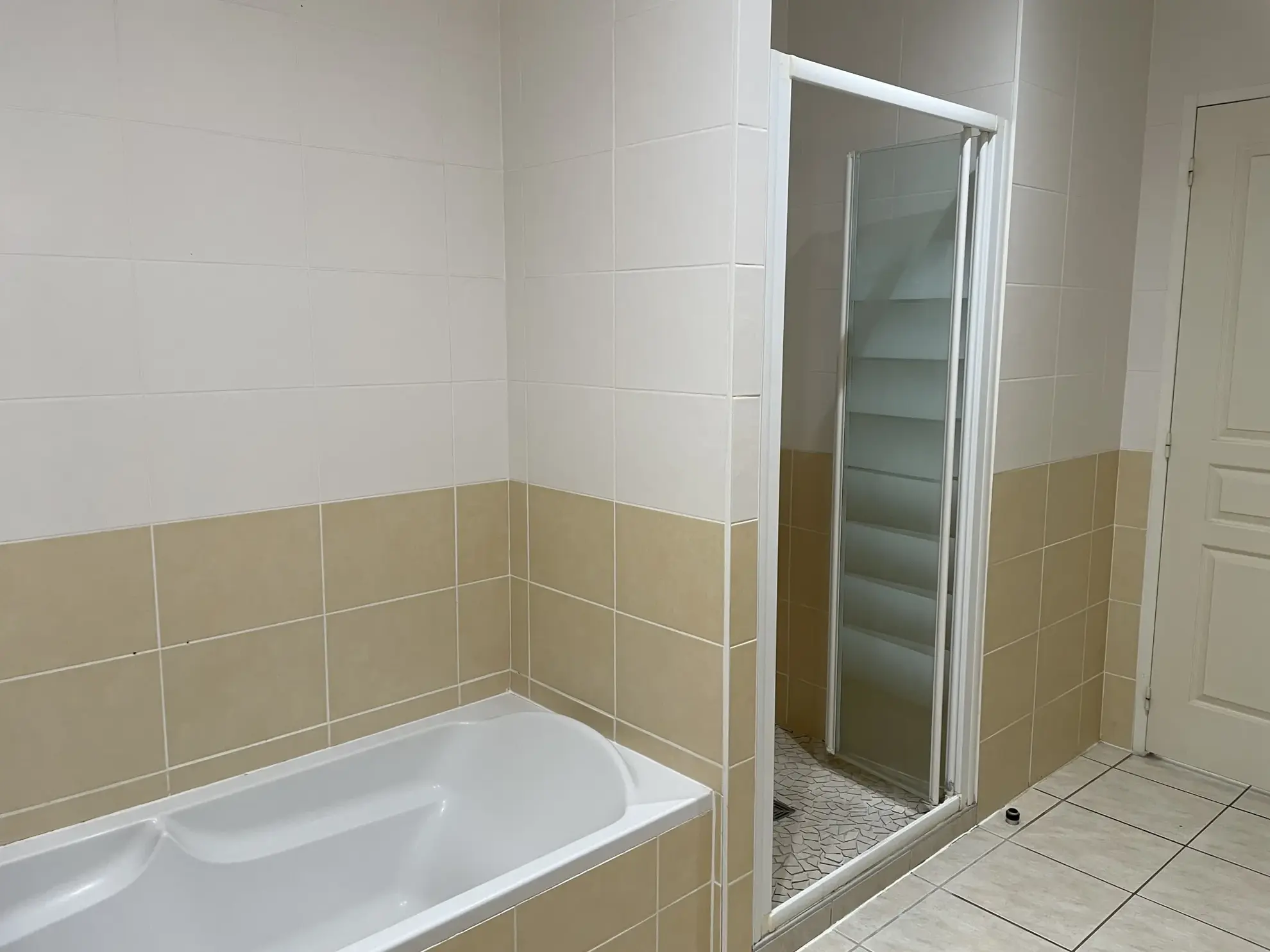 Maison de plain-pied avec 3 chambres, garage et terrasse à Croix Chapeau 17220 