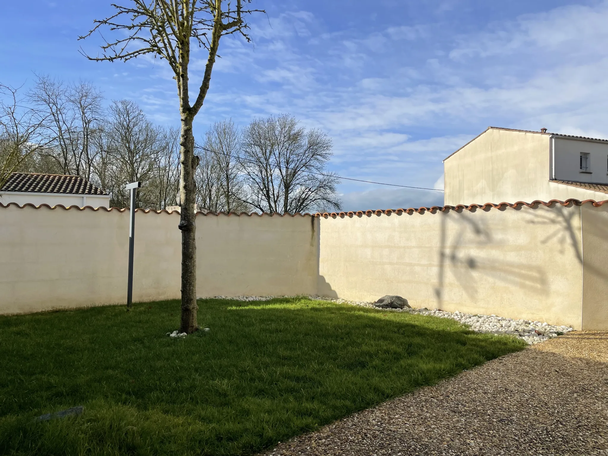 Maison de plain-pied avec 3 chambres, garage et terrasse à Croix Chapeau 17220 