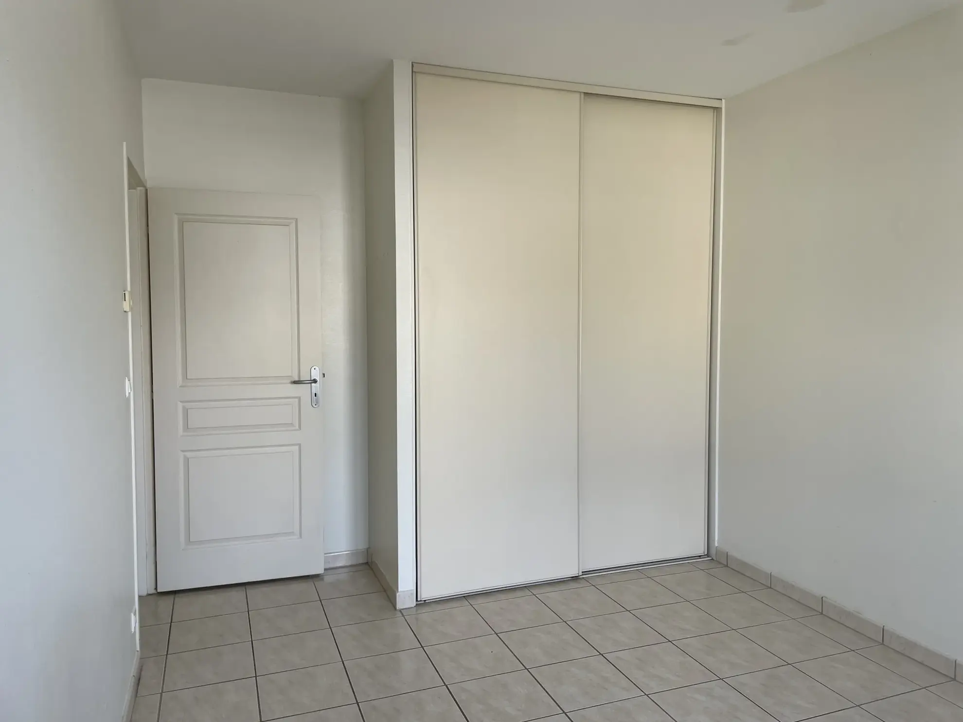 Maison de plain-pied avec 3 chambres, garage et terrasse à Croix Chapeau 17220 