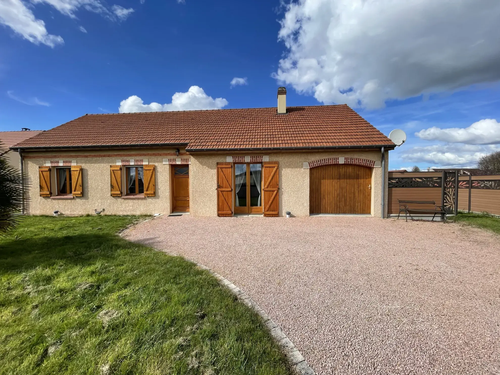 Maison de plain-pied lumineuse avec jardin et terrasse à Vendat 