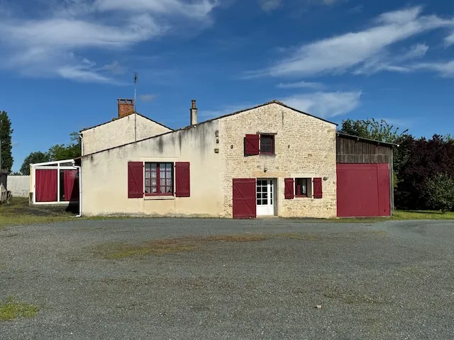 Maison en pierres avec véranda et terrain clos à Saint Jean de Beugné