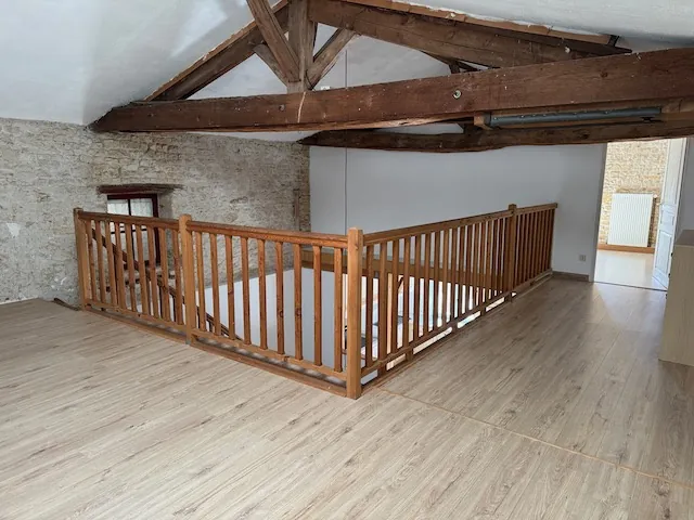 Maison en pierres avec véranda et terrain clos à Saint Jean de Beugné 