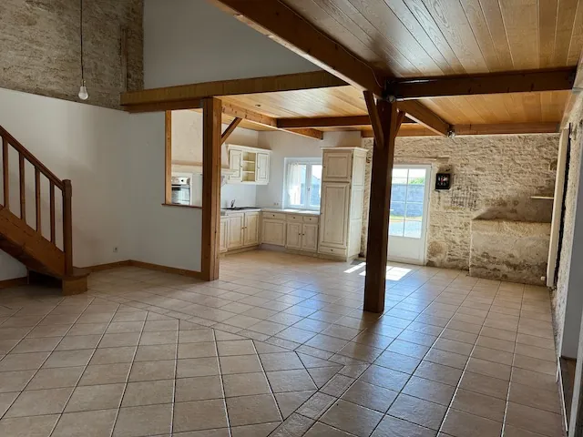 Maison en pierres avec véranda et terrain clos à Saint Jean de Beugné 