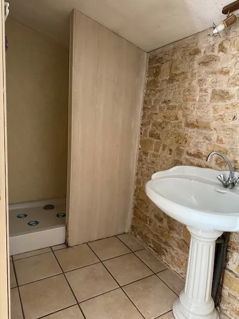 Maison en pierres avec véranda et terrain clos à Saint Jean de Beugné 