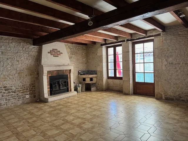 Maison en pierres avec véranda et terrain clos à Saint Jean de Beugné 