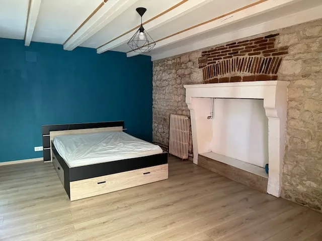 Maison en pierres avec véranda et terrain clos à Saint Jean de Beugné 