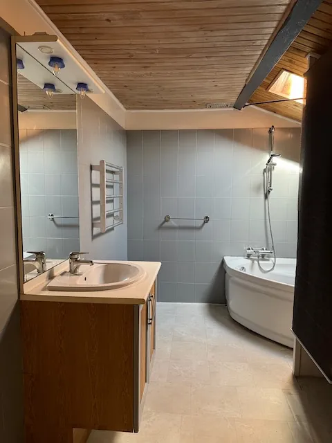 Maison en pierres avec véranda et terrain clos à Saint Jean de Beugné 